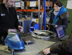 Bild: Reiner Barzel und Tatjana Belinger besprechen den Versuchsaufbau / Werkstoff Service Schweissen / Wärmebehandlung Bild: Reiner Barzel und Tatjana Belinger besprechen den Versuchsaufbau / Werkstoff Service Schweissen / Wärmebehandlung